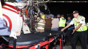Socorristas del Cuerpo de Bomberos y de la OIAT colaboraron en el rescate de los heridos.