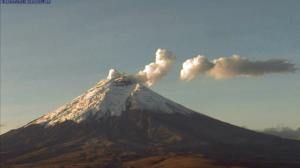 El volcán Cotopaxi lanza nube de ceniza de un kilómetro de altura