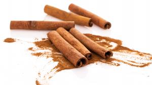 cinnamon-and-its-dust-around-it