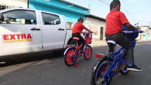 Kiara y  Kael  no dudaron en subirse a sus bicicletas y dar un paseo en el barrio donde viven.