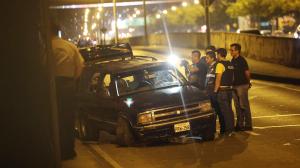 Las víctimas iban en esta Chevrolet Mini Blazer cuando fueron atacadas por sicarios. Los tres murieron dentro del carro. La Policía llegó al lugar.