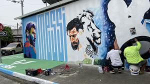 En las calles Higuerón y Eucalipto, del barrio San Miguel de Naranjal, se pinta un mural de Lionel Messi.