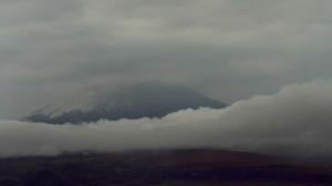 Volcán ecuatoriano Cotopaxi emana delgada nube de ceniza