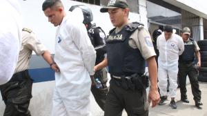 Los sospechosos fueron capturados en el noroeste de Guayaquil. Se movilizaban en un vehículo blanco, sin placa y con vidrios polarizados.