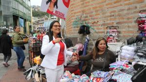 La candidata se ‘paseó’ por la calle Chile, en el Centro Histórico,  sector donde más ventas ambulantes se registran, así como mucha inseguridad.