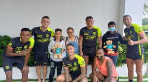 Integrantes de Barcelona hicieron un alto a los entrenamientos por la visita de los niños de la Fundación Ambulancia Deseo, cuyos niños pudieron conocer el estadio Banco Pichincha y compartir gratos momentos con los jugadores.