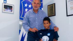 El pequeño Lucas Cruz junto al presidente José Pileggi.