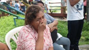 Irma Banchón, abuela paterna del chico, llora desconsolada su muerte.