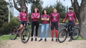 Mujeres-cicloayuda-equipo-ciclismo
