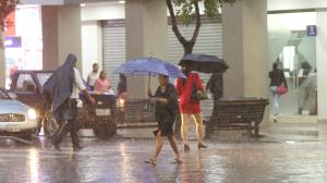 Torrencial lluvia se reporta en Guayaquil.