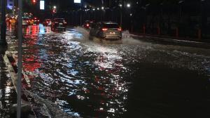 La avenida Malecón se inundó.