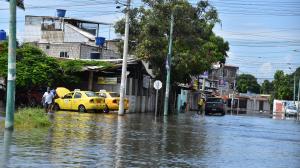 Lluvia en El Oro deja calles inundadas.