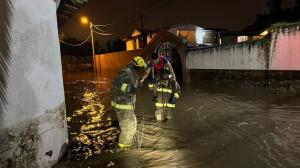Personal especializado trabajó para la evacuación de las personas afectadas por la inundación en el cantón Rumiñahui, en Pichincha.