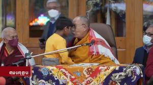 El Dalái Lama se disculpó por un incidente con un niño.