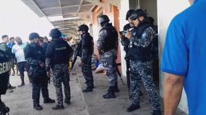 Encapuchados asesinaron a varias personas en un puerto de Esmeraldas.