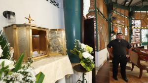 El sacerdote César Chiriboga mostró la urna de donde sacaron el Santísimo y las hostias.