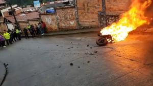 En Cuenca quemaron moto de supuestos 'vacunadores'.