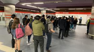 En las boleterías del Metro de Quito se acumularon los usuarios, lo que generó inconvenientes y malestar.