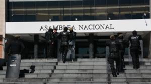 La Asamblea Nacional fue acordonada este miércoles por las Fuerzas Armadas luego de que se emitió el decreto de muerte cruzada.