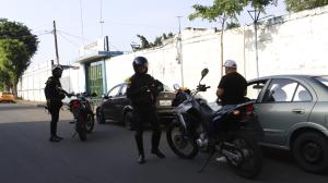 Policías en operativo fuera de colegio