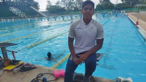 El nadador machaleño David Farinango regresó de Europa y fue a visitar la piscina donde se formó.