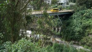Desde este puente se habría precipitado la mujer que terminó en la quebrada, en el norte de Quito.