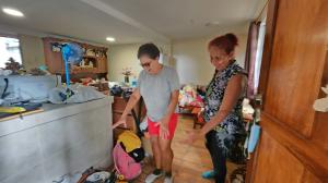 Liliam Haz (izquierda) habilitó un espacio en la cocina para que su amiga, Marianita Coello y su familia, descansen.