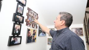 Con nostalgia, Jaime Fernando Villagómez Barreiro observa las fotografías de los momentos vividos de su hijo mayor.