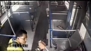 Un sujeto se subió a un bus de la línea 79 y asaltó a los pasajeros.