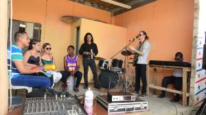 Horchata Latina, en pleno ensayo en el sector de La Ladrillera, al norte de Guayaquil. ‘Full’ cumbias y música tropical.