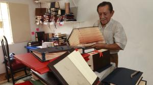 Jorge Luis Consuegra, artesano de archivadores
