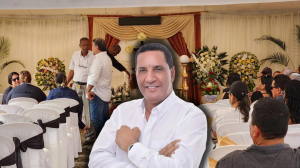 Al velatorio de Sánchez asisten amigos, familiares y personalidades de la política del cantón Quinindé, entre ellos el alcalde Ronal Moreno.