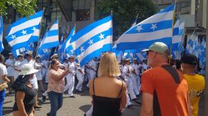 Familias están alegres por el desfile en honor a Guayaquil.