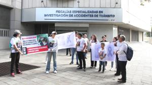 Los parientes de dos fallecidos en el accidente hicieron un plantón afuera de la Fiscalía de Tránsito en Quito.