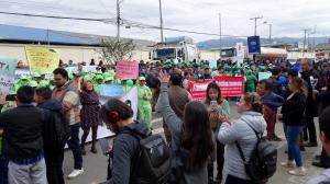 Cuencanos protestan por una supuesta transformación de la administración de la Eléctrica.