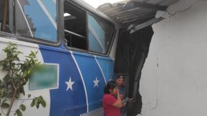 Un bus se impactó contra una vivienda en Flor de Bastión.