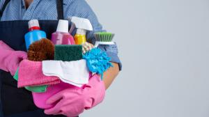 nina-sostiene-productos-limpieza-guantes-trapos-cuenca-pared-blanca