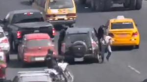 Los dos sospechosos abandonaron el carro en el que se movilizaban en la mitad de la avenida y salieron ‘soplados’.