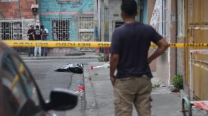 Un hombre fue muerto a tiros en el suburbio de Guayaquil. Iba en su moto.