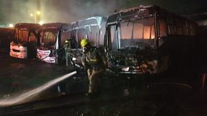 Bomberos controlaron el incendio de los buses.