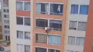 Captura tomada del video en el instante en que una mujer se lanza de un sétimo piso en Colombia.
