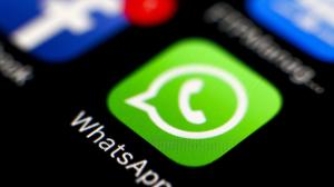 Vista el logo de la aplicación de mensajería WhatsApp en un teléfono móvil, en una fotografía de archivo. EFE/Ritchie B. Tongo