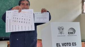 Yaku Pérez al momento del voto.