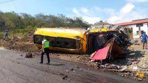 El tanquero implicado en el accidente, en la vía Piñas-Portovelo.