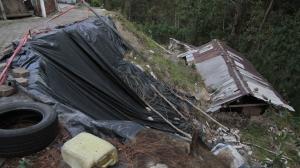 Hace cinco meses hubo un deslave y una casa quedó enterrada. Los moradores temen que otros inmuebles colapsen.