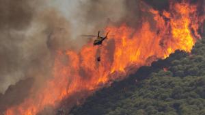 En la imagen de archivo, un helicóptero trabaja en las tareas de extinción de un incendio. EFE/Daniel Pérez