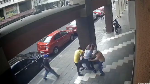 El momento del robo, en el centro de Guayaquil.