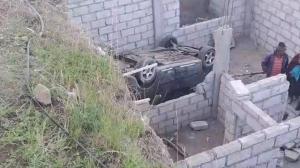 El vehículo quedó dentro de una casa en construcción.