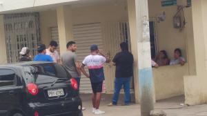 Dolor y llanto en el barrio Jaime Chávez Gutiérrez, de Manta, tras el deceso de uno de sus habitantes.