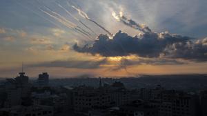 Las Brigadas de Al Qasam, el brazo armado de Hamás lanzan cohetes desde la franja costera de Gaza hacia Israel.